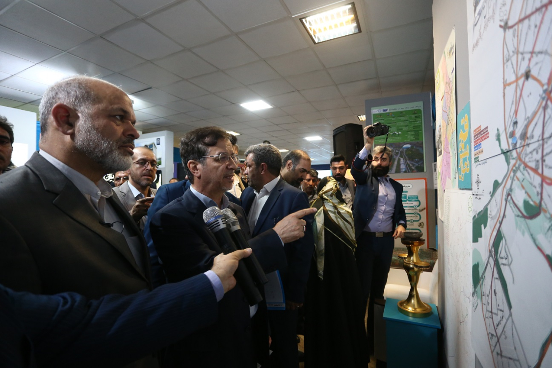 بازدید وزیر کشور از غرفه شهرداری قم در نمایشگاه تحول حکمرانی شهری