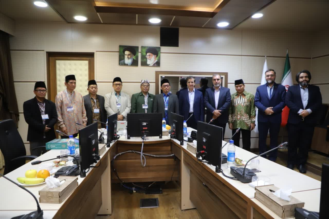 دیدار جمعی از اساتید دانشگاه‌های اندونزی با شهردار قم 